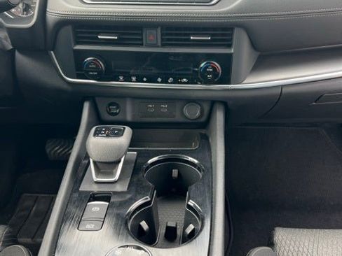 Used 2024 Nissan Rogue SV image 11