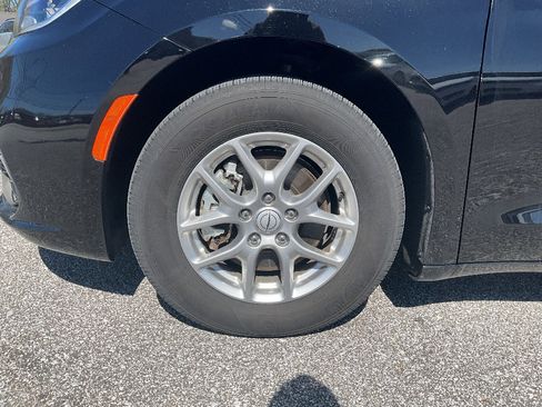 Used 2025 Chrysler Pacifica Select FWD image 14