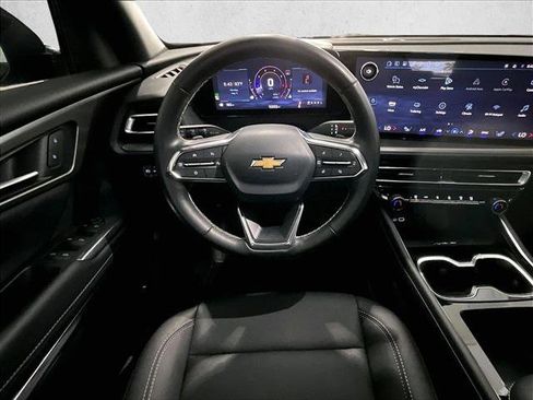 Used 2025 Chevrolet Traverse LT w/ Driver Confidence Package FWD image 7