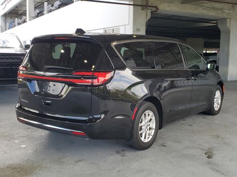 Used 2025 Chrysler Pacifica Select FWD image 2