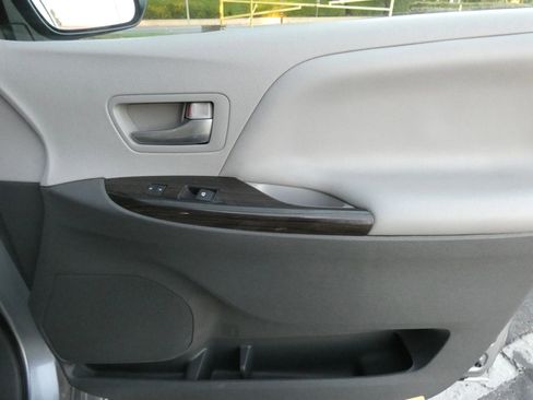 Used 2015 Toyota Sienna XLE image 33