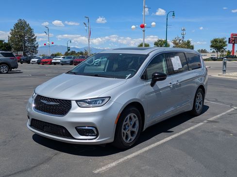 Used 2024 Chrysler Pacifica Limited FWD image 10