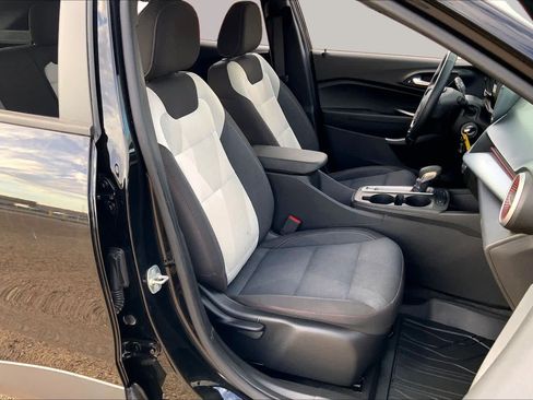 Used 2025 Chevrolet Trax RS w/ Sunroof Package FWD image 9
