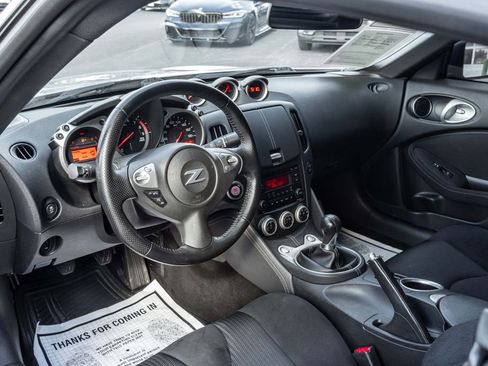 Used 2017 Nissan 370Z Coupe RWD image 8