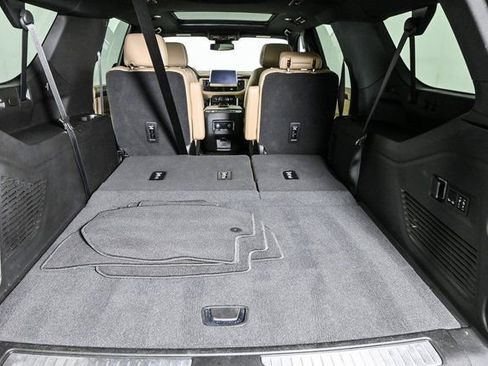 Used 2023 Chevrolet Suburban Premier image 33