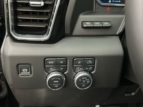 Used 2025 GMC Sierra 3500 Denali w/ Denali Reserve Package image 31