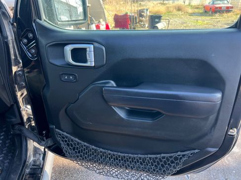 Used 2018 Jeep Wrangler Unlimited Rubicon image 17