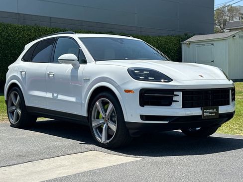 Certified 2025 Porsche Cayenne GTS AWD/4WD image 10