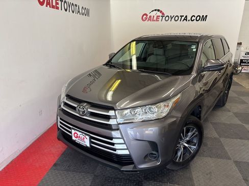 Used 2018 Toyota Highlander LE image 3