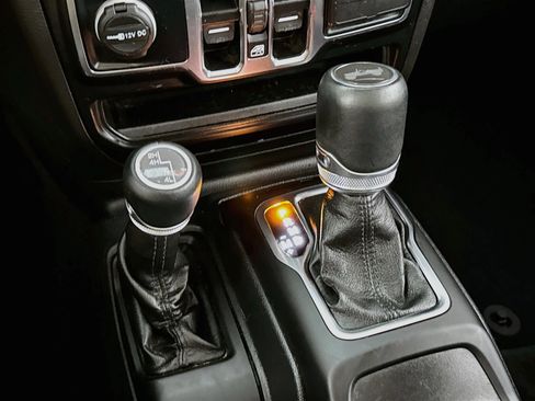 Used 2022 Jeep Wrangler Unlimited Sahara AWD/4WD image 20