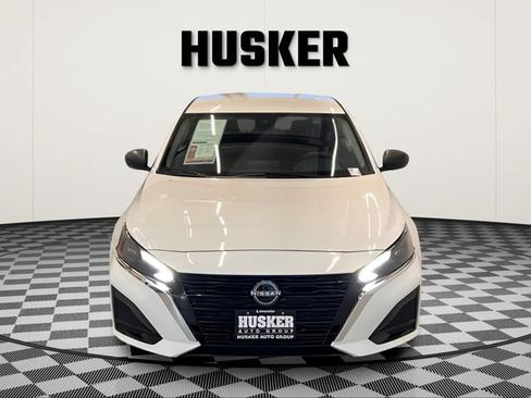 Used 2025 Nissan Altima 2.5 SV FWD image 3