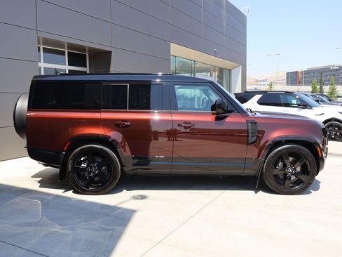 Used 2025 Land Rover Defender 130 X-Dynamic SE AWD/4WD image 5