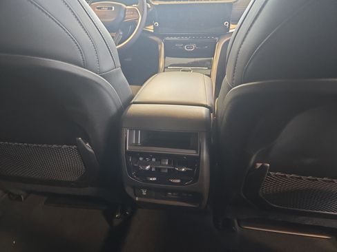 New 2026 Jeep Grand Cherokee Altitude AWD/4WD image 18