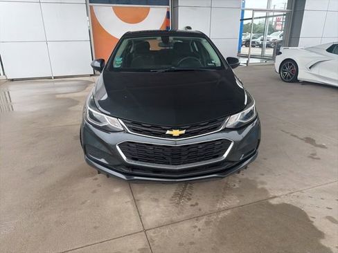 Used 2017 Chevrolet Cruze LT w/ Convenience Package FWD image 8