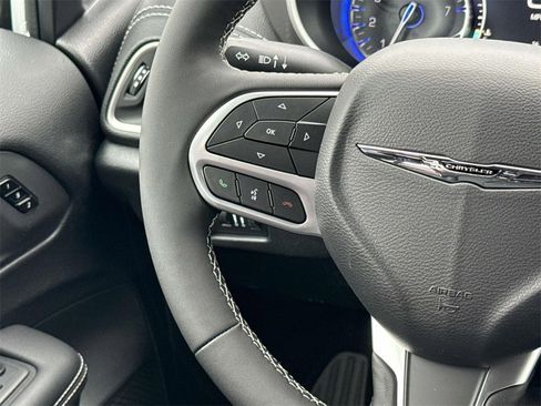 New 2026 Chrysler Pacifica Select image 12