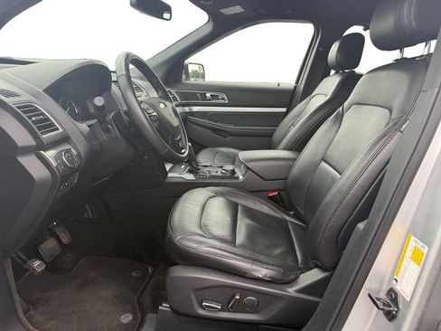 Used 2017 Ford Explorer XLT w/ Equipment Group 202A AWD/4WD image 10