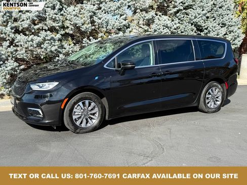 Used 2024 Chrysler Pacifica Select image 1