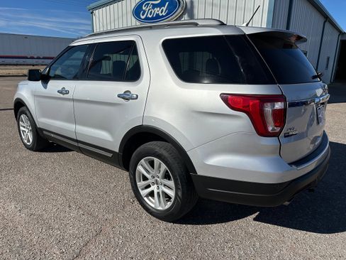 Used 2018 Ford Explorer XLT w/ Equipment Group 202A image 4