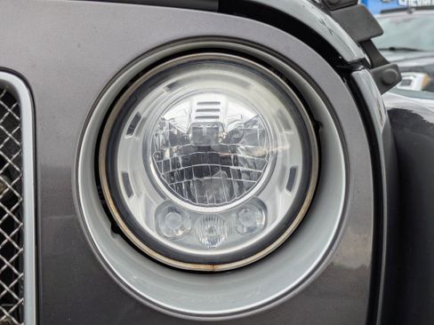 Used 2017 Jeep Wrangler Unlimited Sahara w/ Connectivity Group image 25