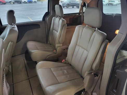 Used 2013 Chrysler Town & Country Touring-L w/ Driver Convenience Group image 13