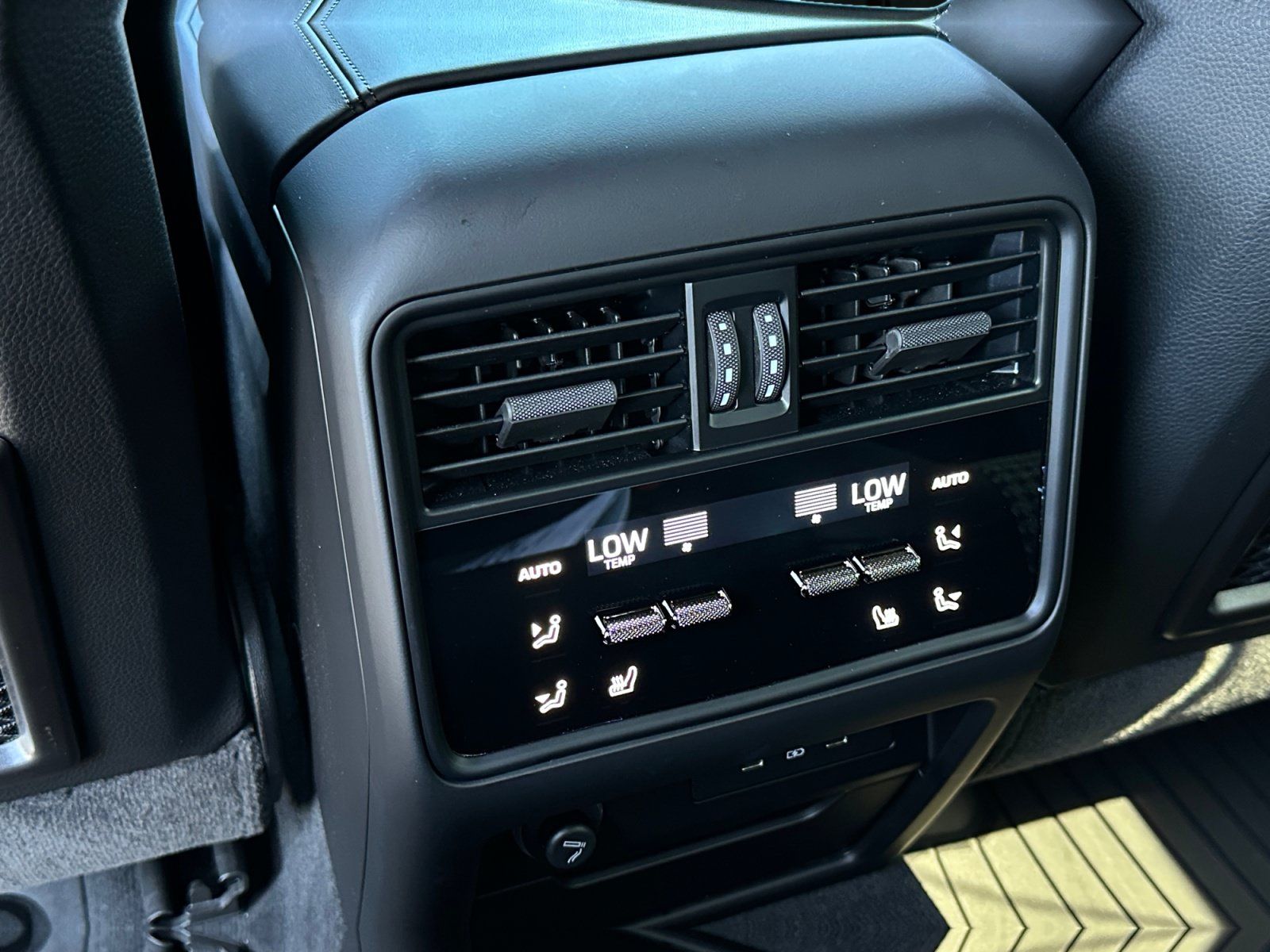 Used 2025 Porsche Cayenne Turbo AWD/4WD image 19