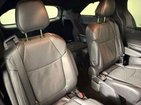 Used 2025 Toyota Sienna Platinum image 52