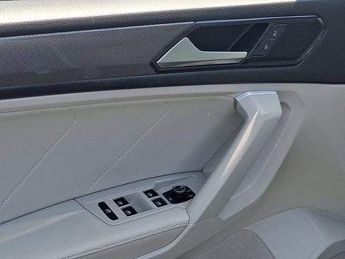 Used 2023 Volkswagen Tiguan SE w/ Panoramic Sunroof Package FWD image 14