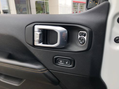 Used 2025 Jeep Wrangler Unlimited Sahara AWD/4WD image 19