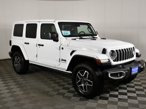Used 2025 Jeep Wrangler Unlimited Sahara AWD/4WD image 4