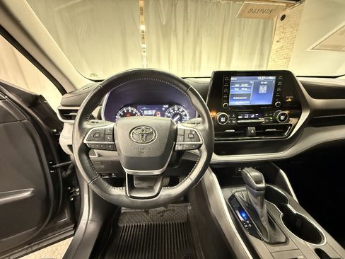 Used 2022 Toyota Highlander XLE AWD/4WD image 29