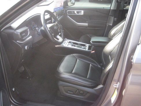 Used 2022 Ford Explorer XLT w/ Equipment Group 202A AWD/4WD image 14