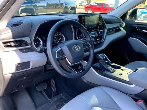 Used 2021 Toyota Highlander XLE image 18