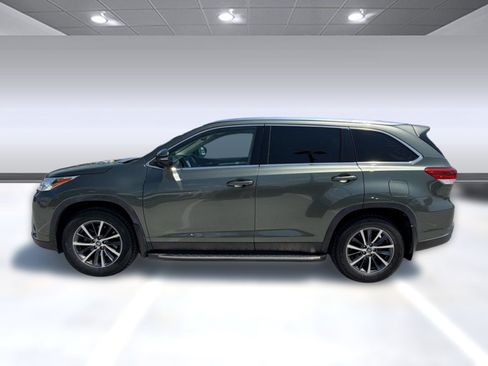 Used 2019 Toyota Highlander XLE FWD image 2