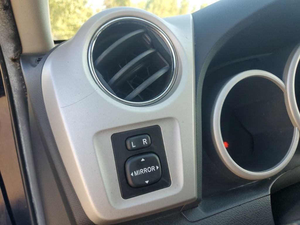 Used 2009 Pontiac Vibe w/ Preferred Package FWD image 25