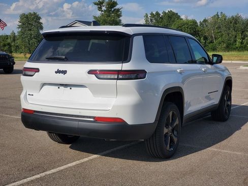 New 2026 Jeep Grand Cherokee L Limited w/ Limited Altitude Package AWD/4WD image 4