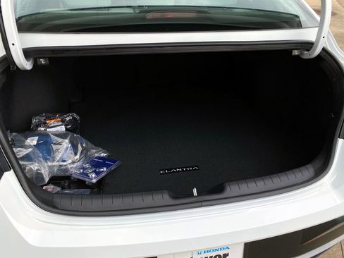 Used 2025 Hyundai Elantra Limited FWD image 32