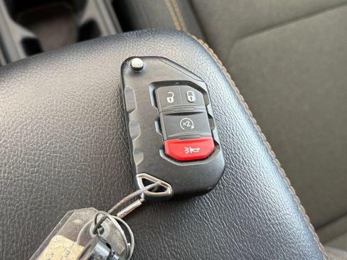 Used 2025 Jeep Wrangler Unlimited Sahara AWD/4WD image 22
