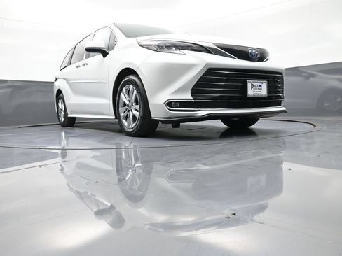 Used 2024 Toyota Sienna XLE w/ XLE Plus Package AWD/4WD image 30