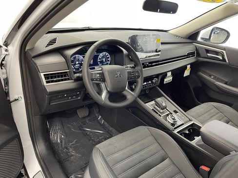 New 2025 Mitsubishi Outlander SE image 18