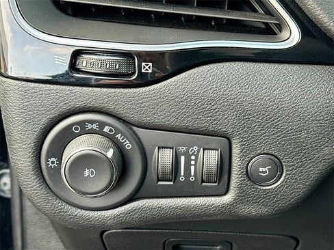 Used 2023 Jeep Cherokee Altitude Lux image 10