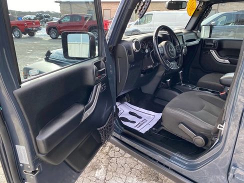 Used 2017 Jeep Wrangler Unlimited Rubicon w/ Cold Weather Group AWD/4WD image 11