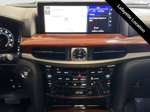 Used 2019 Lexus LX 570 4WD w/ Luxury Package image 16