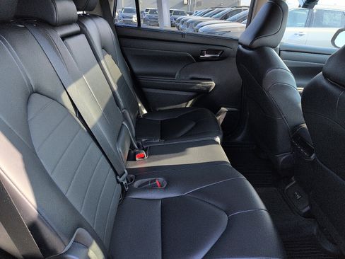 Used 2023 Toyota Highlander XLE image 8
