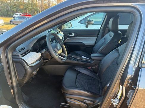 Used 2024 Jeep Compass Latitude image 3