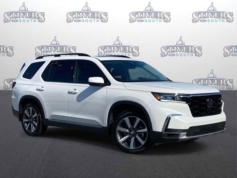 Used 2025 Honda Pilot Touring image 1