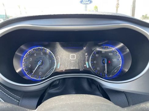 Used 2021 Chrysler Pacifica Touring-L w/ Uconnect Theater Family Group FWD image 11