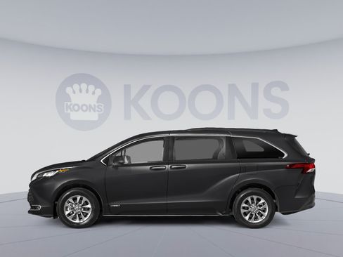 Used 2022 Toyota Sienna XLE w/ XLE Plus Package AWD/4WD image 4