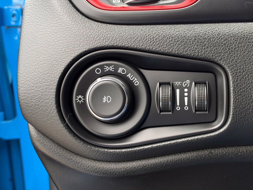 Used 2015 Jeep Renegade Trailhawk w/ Premium Leather Group AWD/4WD image 27