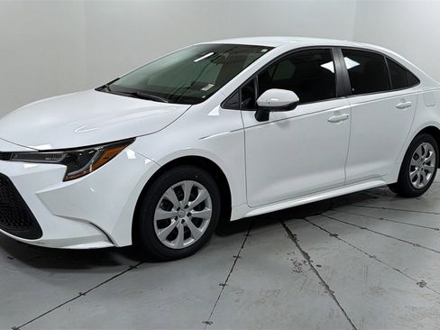 Certified 2022 Toyota Corolla LE image 1