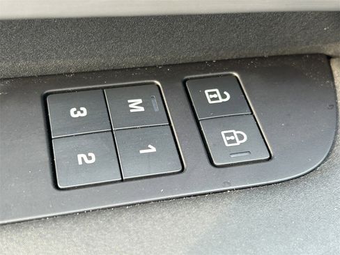 Used 2024 Land Rover Discovery Dynamic SE image 26